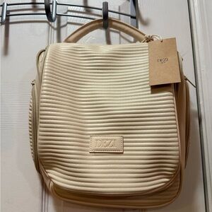 Dezi PACK IT ALL Multi-Purpose Hanging
Travel Bag NWT